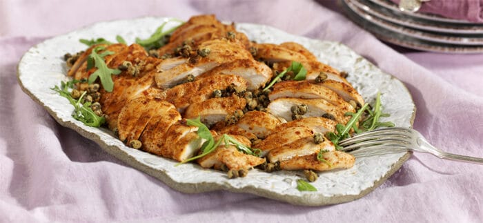 U oyoqlarini keng yoyib, menga mushukini korsatdi. Suratda tort oyoqqa turgan yalangoch tola qizlar